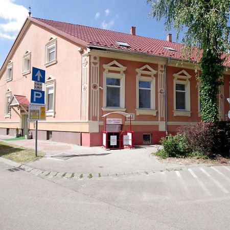 Feher Hajo Panzio Es Vendeglo Gyor Luaran gambar