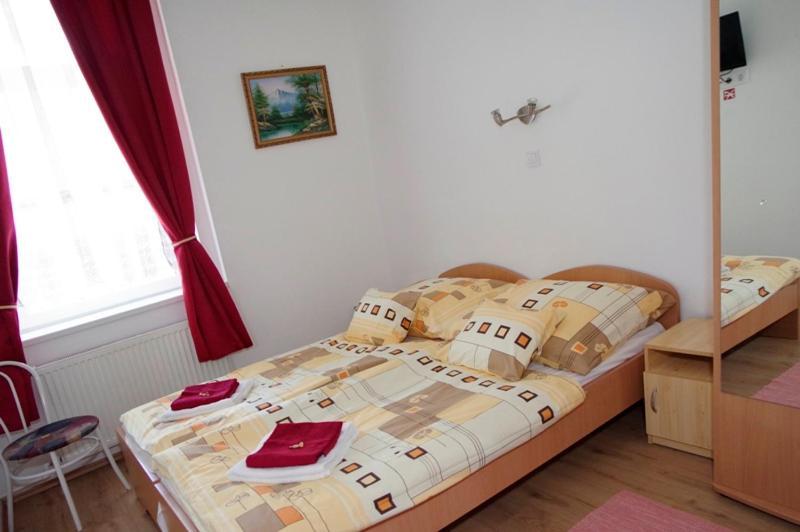 Feher Hajo Panzio Es Vendeglo Gyor Luaran gambar