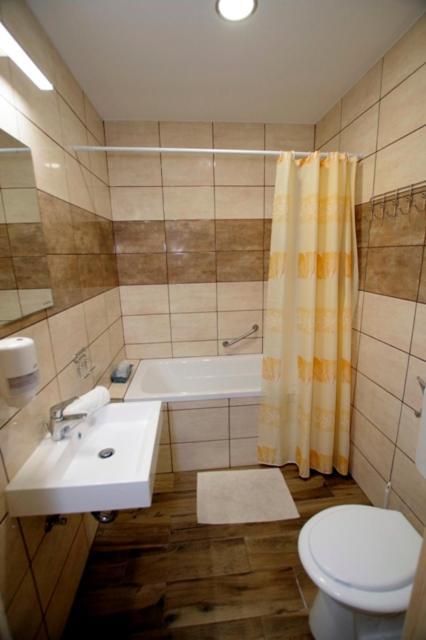 Feher Hajo Panzio Es Vendeglo Gyor Luaran gambar