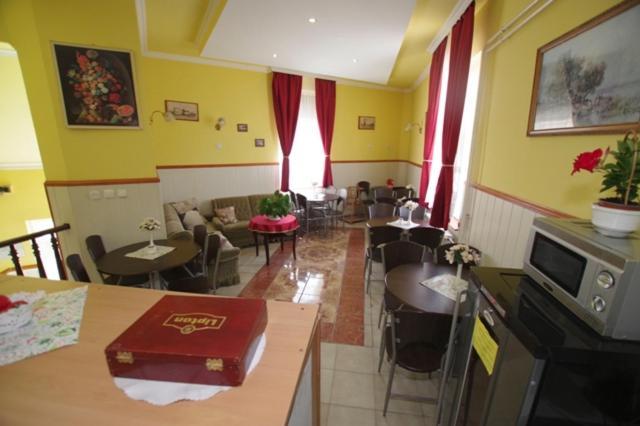Feher Hajo Panzio Es Vendeglo Gyor Luaran gambar