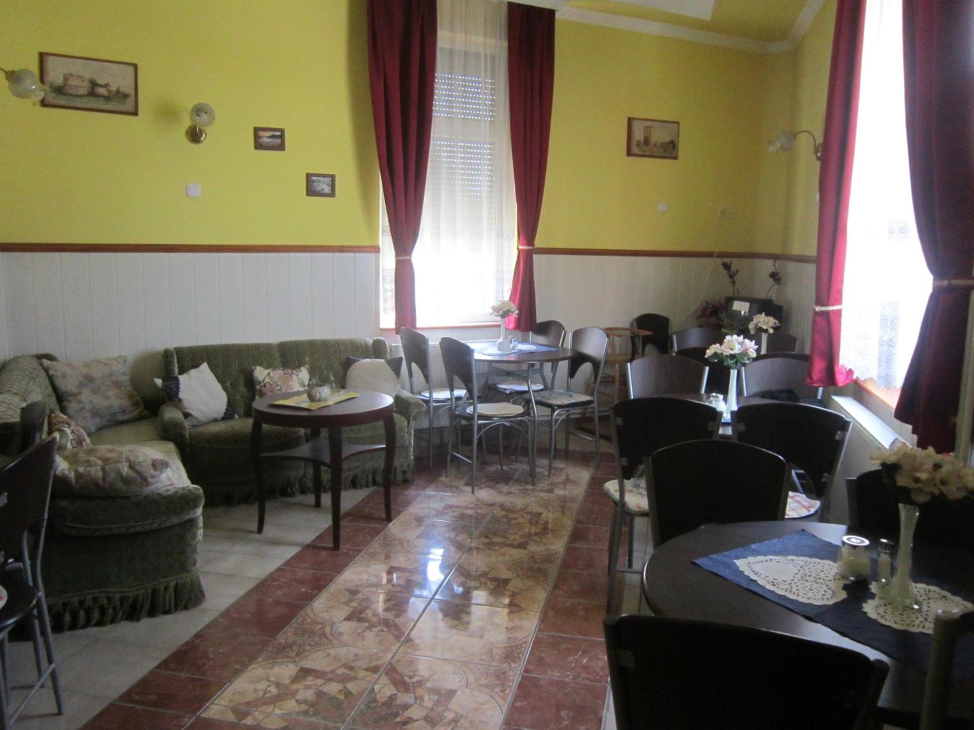 Feher Hajo Panzio Es Vendeglo Gyor Luaran gambar