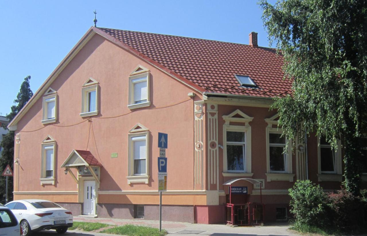 Feher Hajo Panzio Es Vendeglo Gyor Luaran gambar